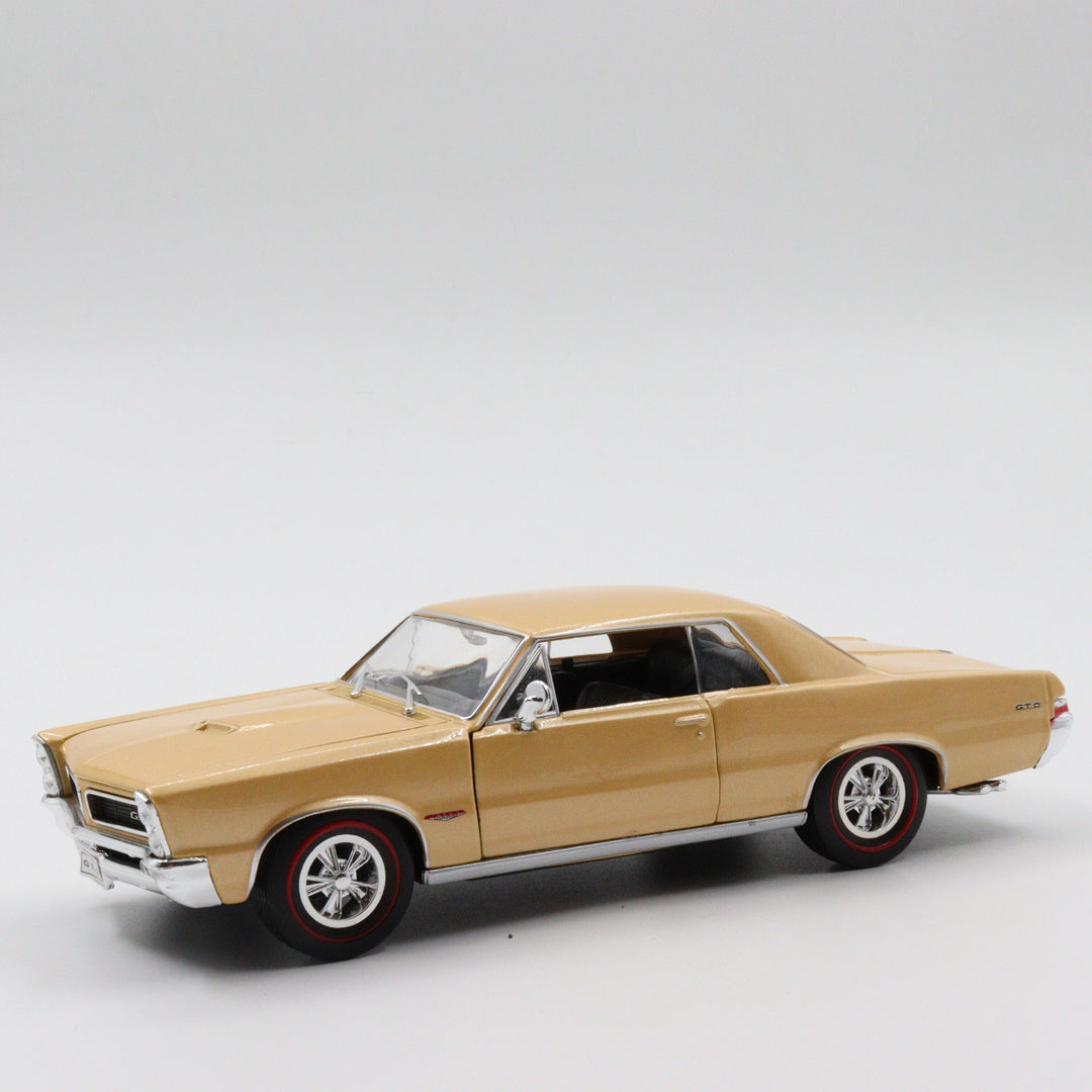 Welly 1965 Pontiac GTO Classic Model Car|Scale 1/24 Gold Diecast Car|Vintage Model Car|Metal Collection Car|Nostalgic Gift for Home Decor