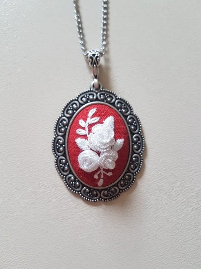 Custom White Floral Embroidery Necklace|Vintage Floral Embroidered Pendant|Unique Handmade Jewelry Gift for Mom|Wedding and Bridesmaid Gift