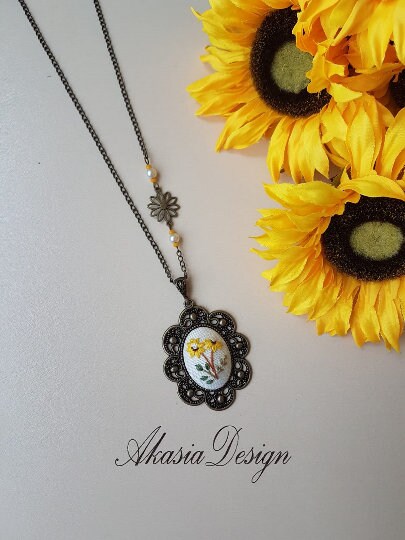 Sunflower Embroidery Necklace|Vintage Floral Embroidered Pendant|Unique Handmade Jewelry Gift for Mom|Wedding and Bridesmaid Daisy Jewelry