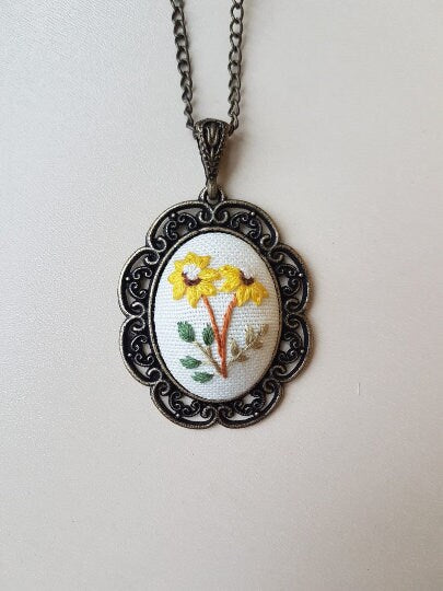 Sunflower Embroidery Necklace|Vintage Floral Embroidered Pendant|Unique Handmade Jewelry Gift for Mom|Wedding and Bridesmaid Daisy Jewelry