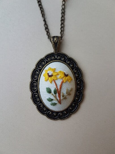 Sunflower Embroidery Necklace|Vintage Floral Embroidered Pendant|Unique Handmade Jewelry Gift for Mom|Wedding and Bridesmaid Daisy Jewelry