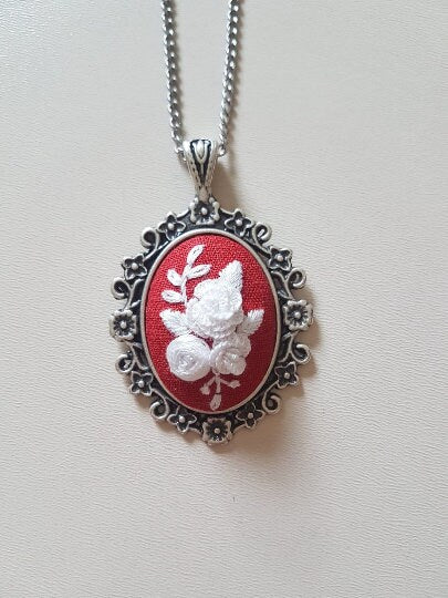 Custom White Floral Embroidery Necklace|Vintage Floral Embroidered Pendant|Unique Handmade Jewelry Gift for Mom|Wedding and Bridesmaid Gift