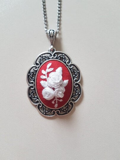 Custom White Floral Embroidery Necklace|Vintage Floral Embroidered Pendant|Unique Handmade Jewelry Gift for Mom|Wedding and Bridesmaid Gift