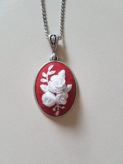 Custom White Floral Embroidery Necklace|Vintage Floral Embroidered Pendant|Unique Handmade Jewelry Gift for Mom|Wedding and Bridesmaid Gift