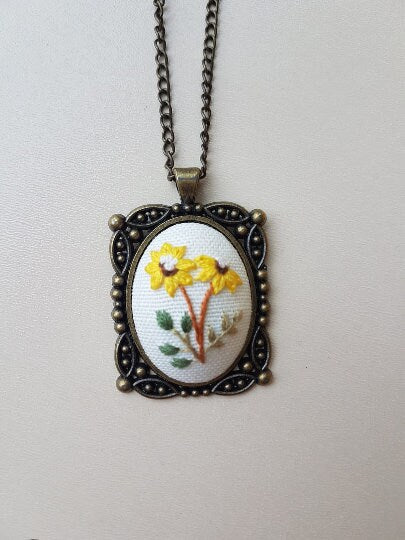 Sunflower Embroidery Necklace|Vintage Floral Embroidered Pendant|Unique Handmade Jewelry Gift for Mom|Wedding and Bridesmaid Daisy Jewelry