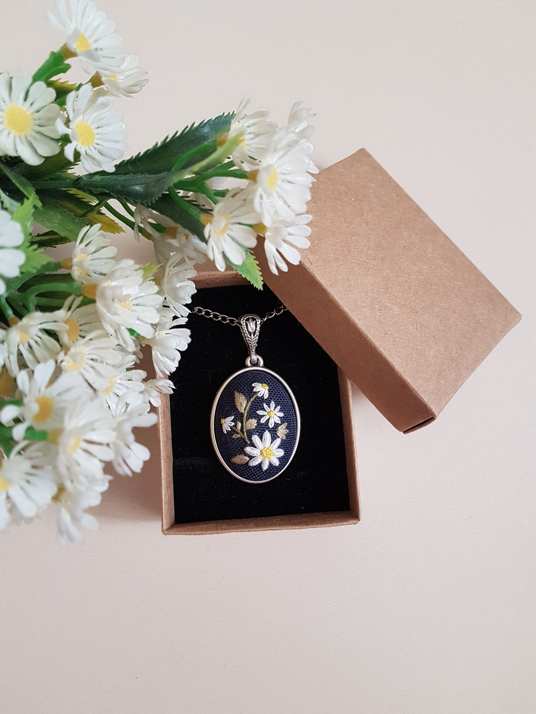 Daisy Embroidered Jewelry|Stylish Handmade White Floral Embroidery Necklace|Vintage Style Embroidered Pendant|Unique Gift for Her