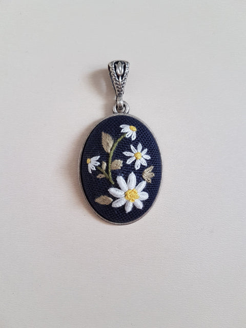 Daisy Embroidered Jewelry|Stylish Handmade White Floral Embroidery Necklace|Vintage Style Embroidered Pendant|Unique Gift for Her