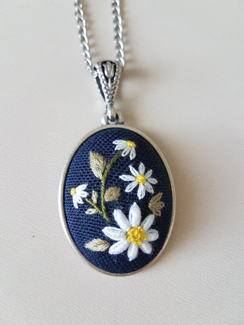 Daisy Embroidered Jewelry|Stylish Handmade White Floral Embroidery Necklace|Vintage Style Embroidered Pendant|Unique Gift for Her